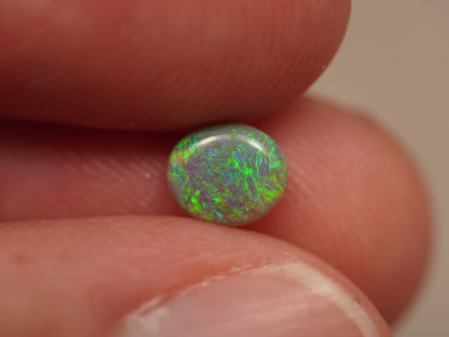 Dunkler Kristallopal