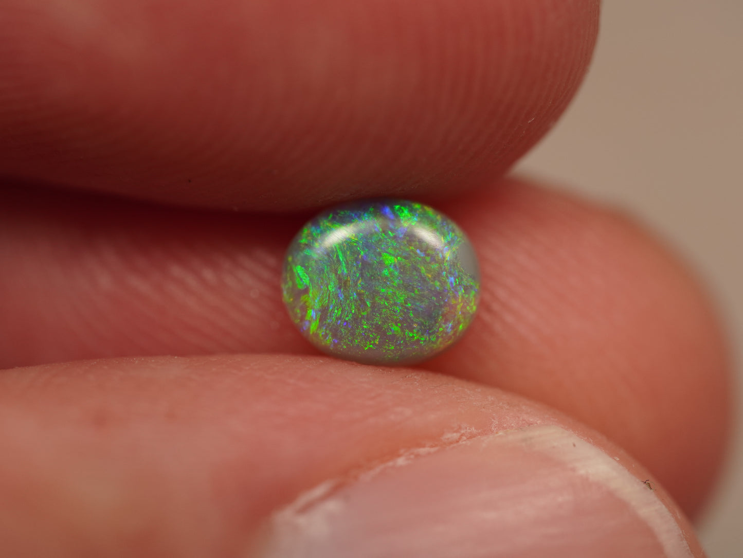 Dunkler Kristallopal