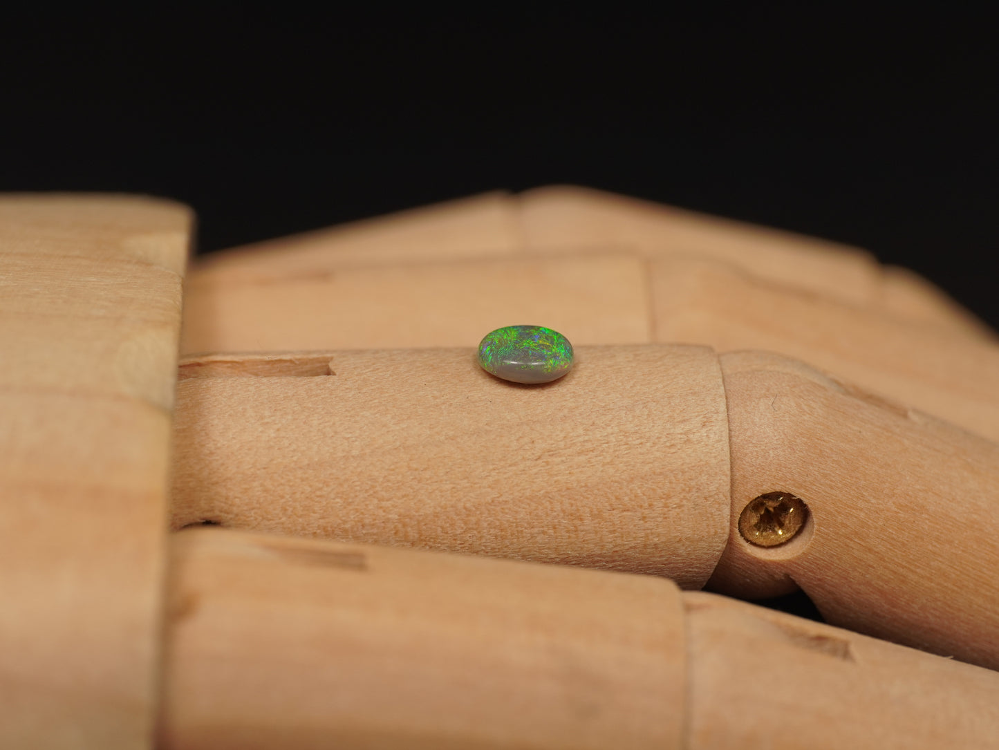 Dunkler Kristallopal