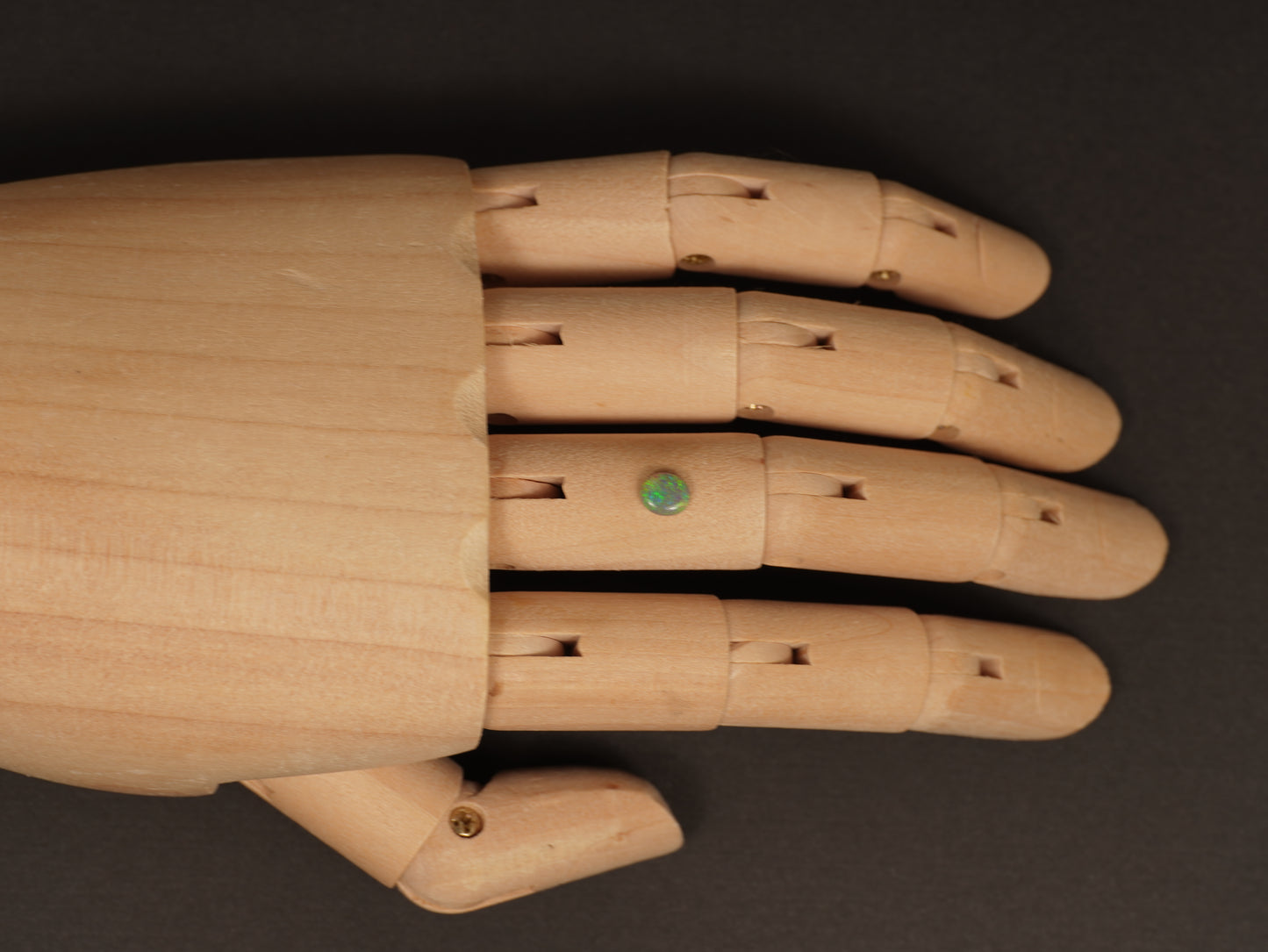 Dunkler Kristallopal