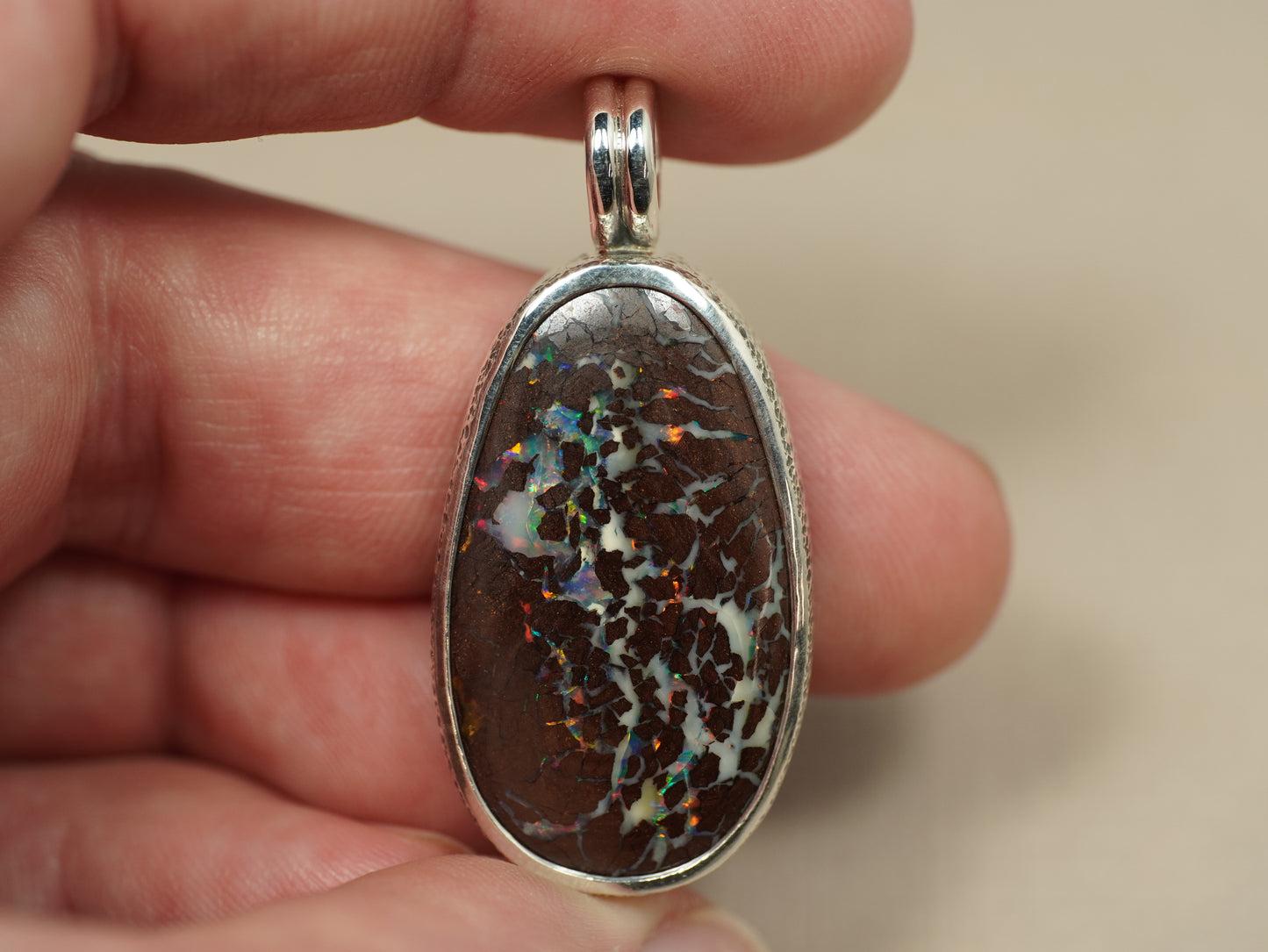 Pendentif opale foncée argent CED02