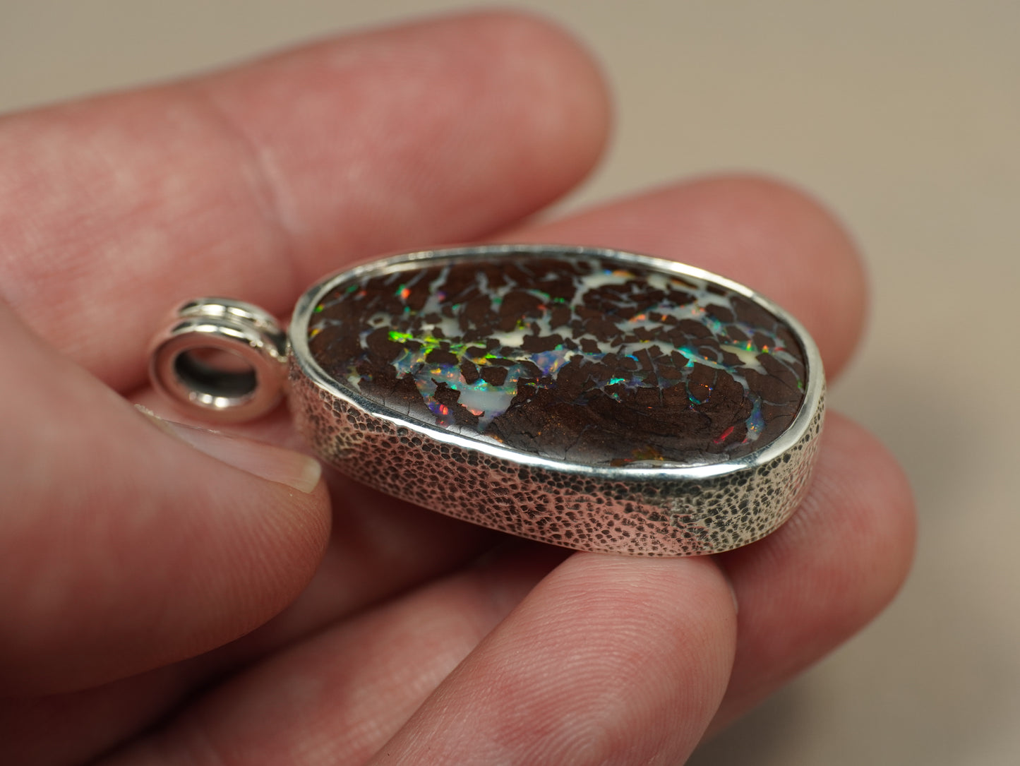 Pendentif opale foncée argent CED02