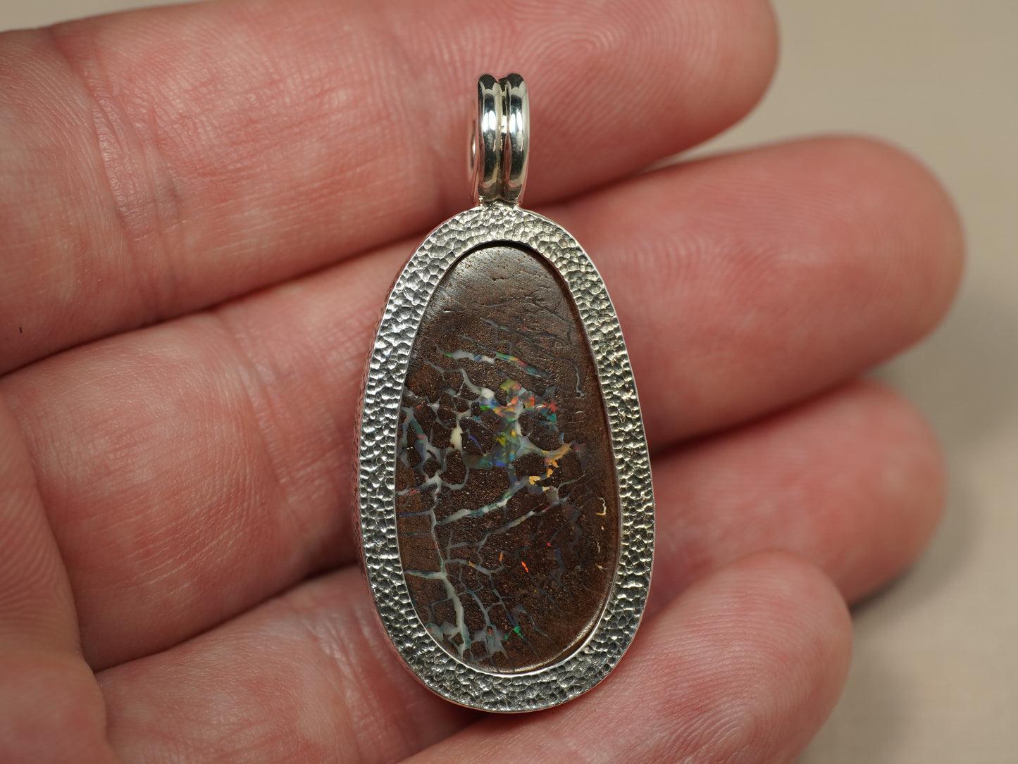 Pendentif opale foncée argent CED02