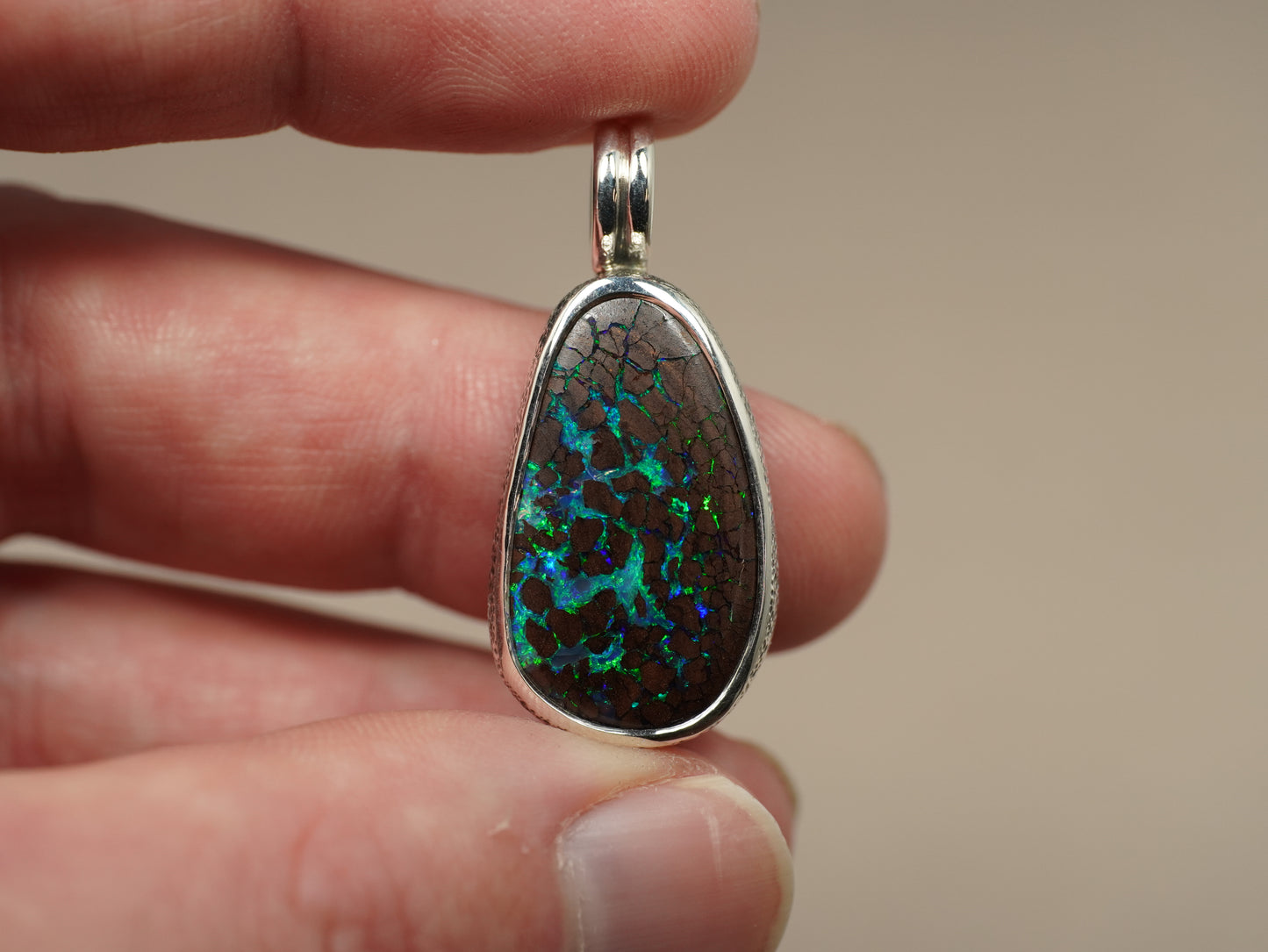 Pendentif opale foncée argent CED02