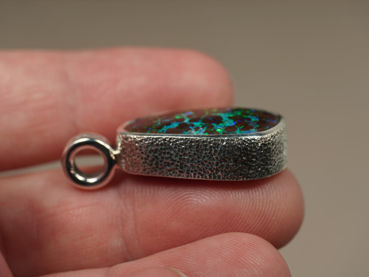 Pendentif opale foncée argent CED02