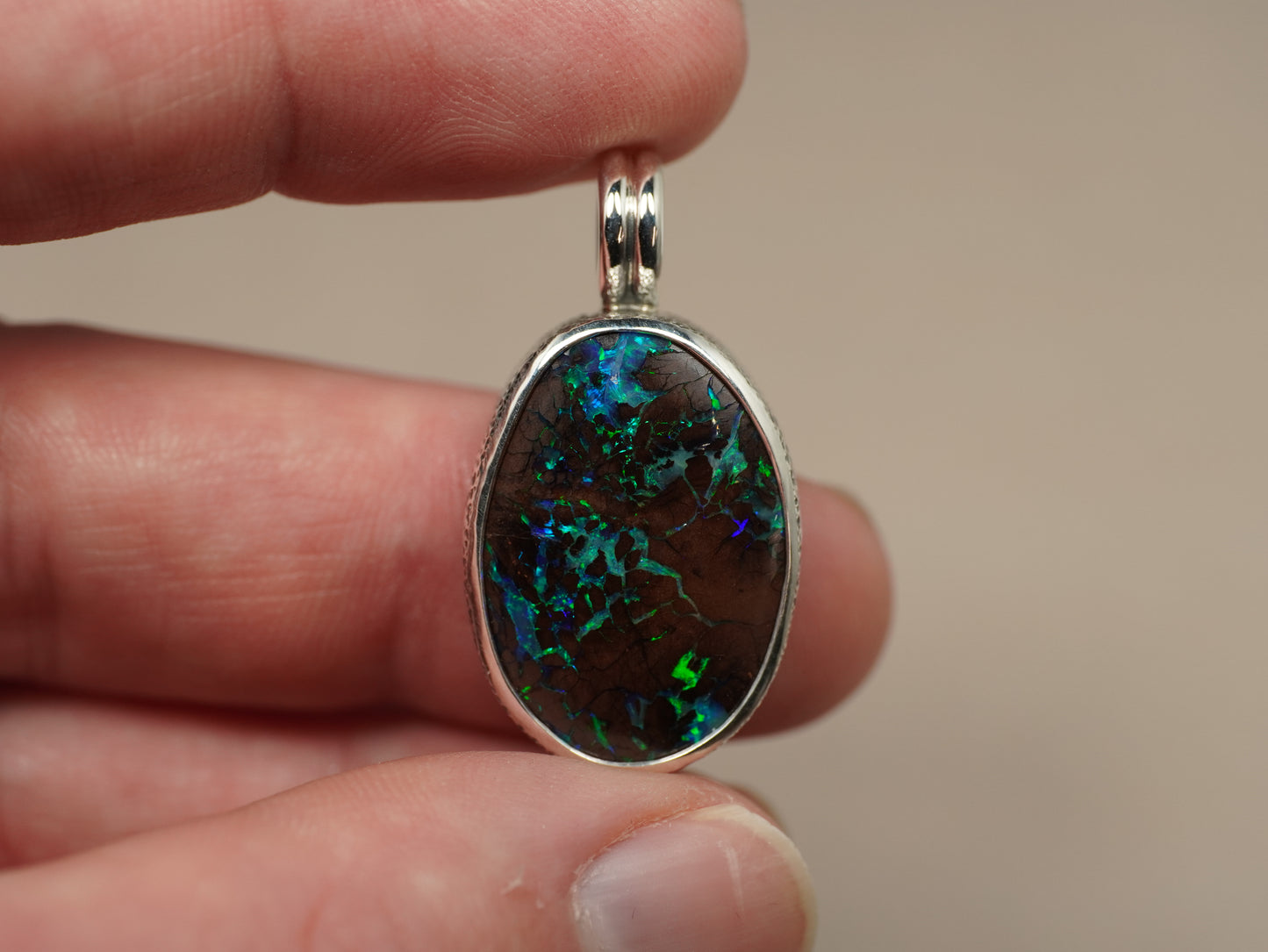 Pendentif opale foncée argent CED02