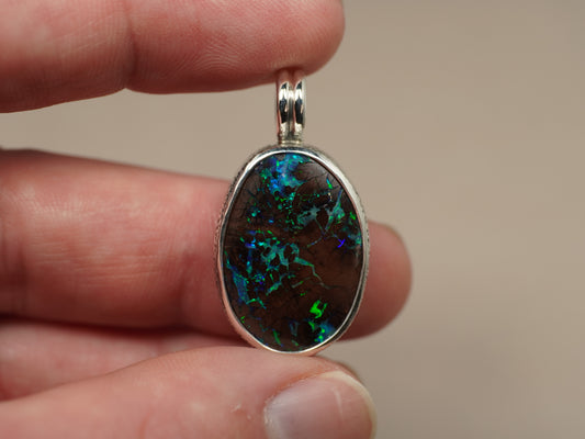 Pendentif opale foncée argent CED02