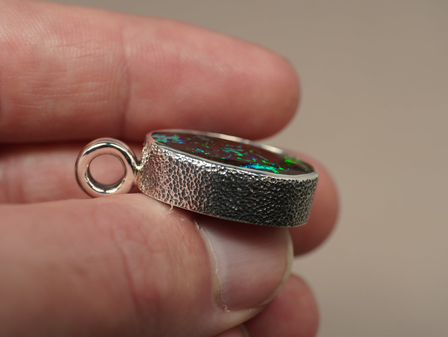 Pendentif opale foncée argent CED02