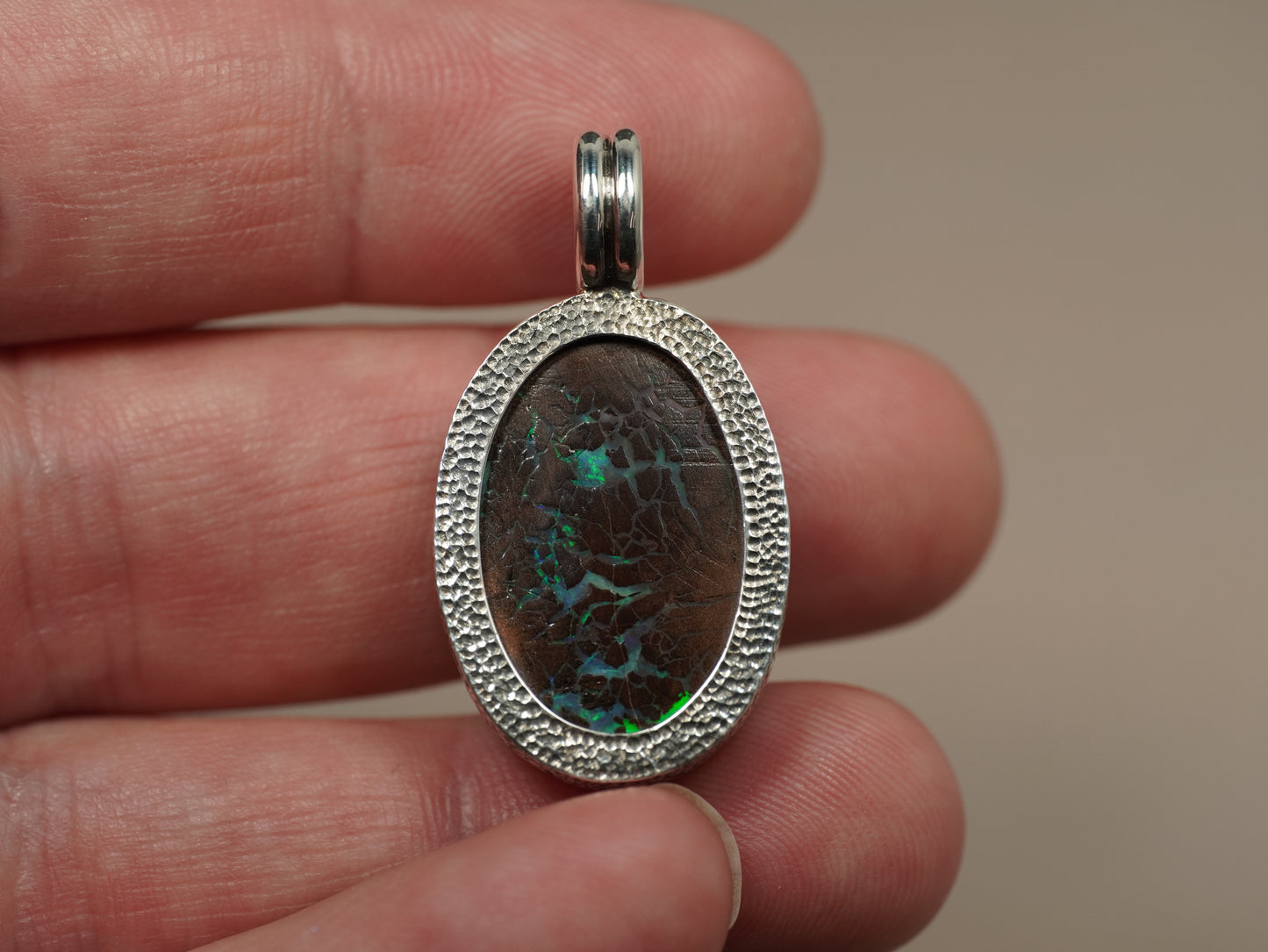 Pendentif opale foncée argent CED02