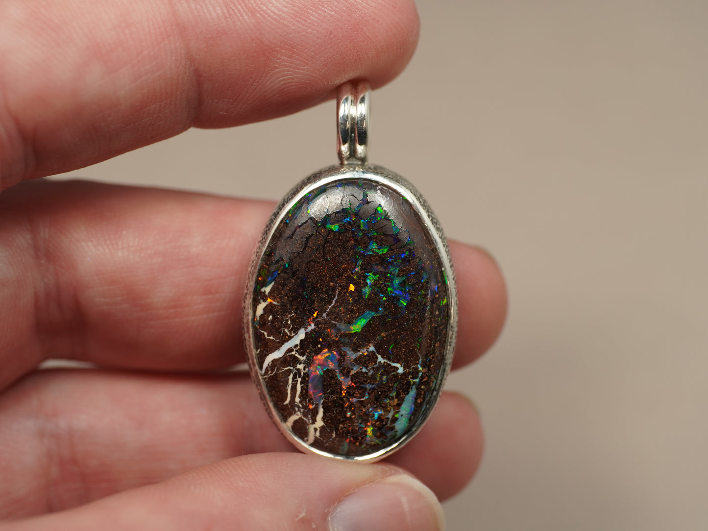 Pendentif opale foncée argent CED02