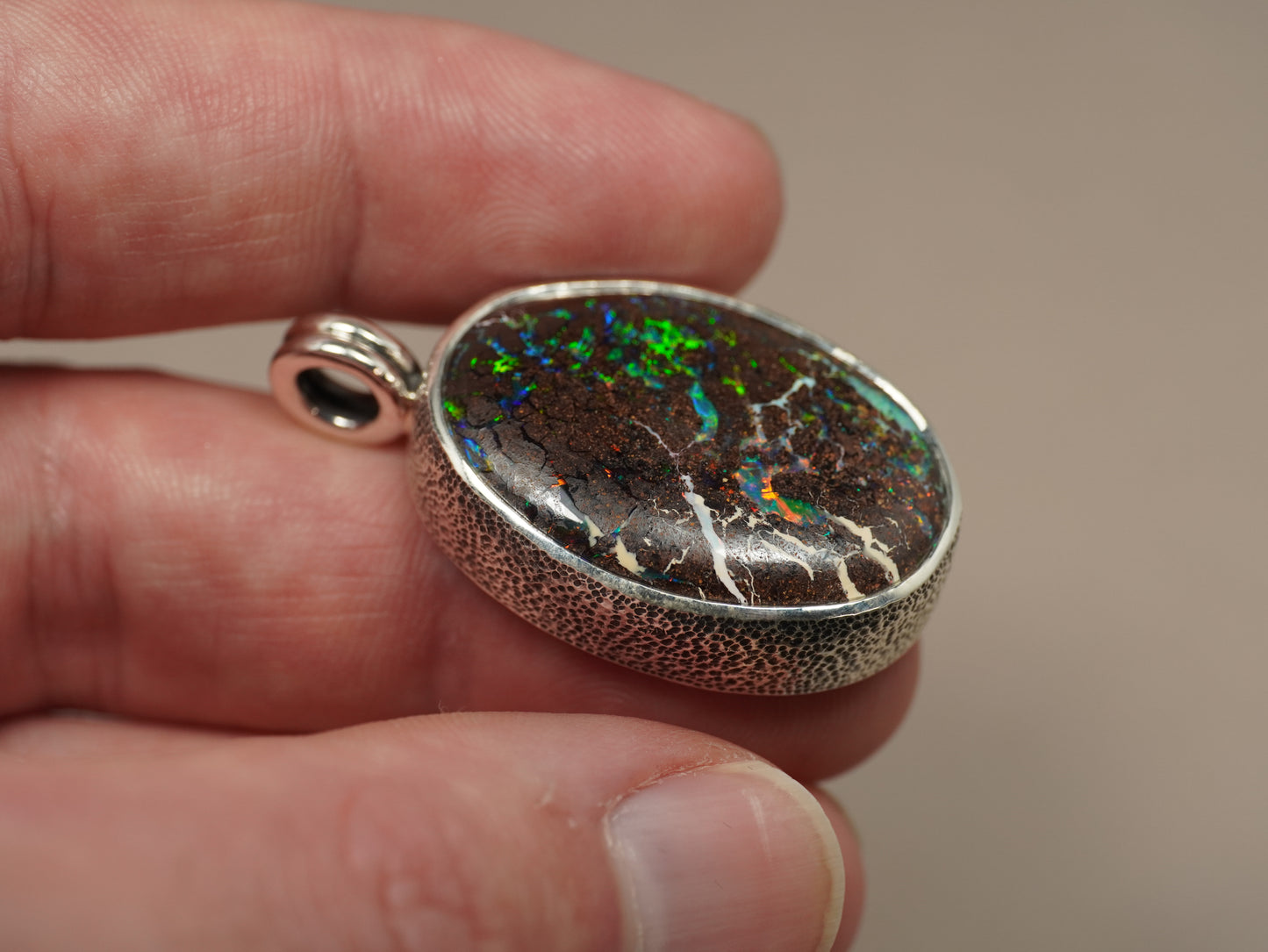 Pendentif opale foncée argent CED02