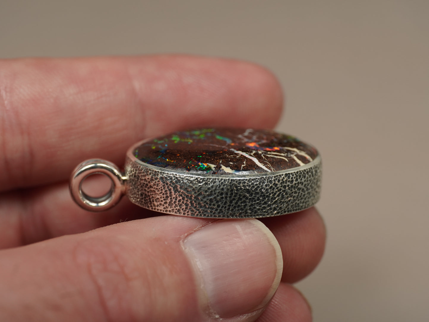 Pendentif opale foncée argent CED02