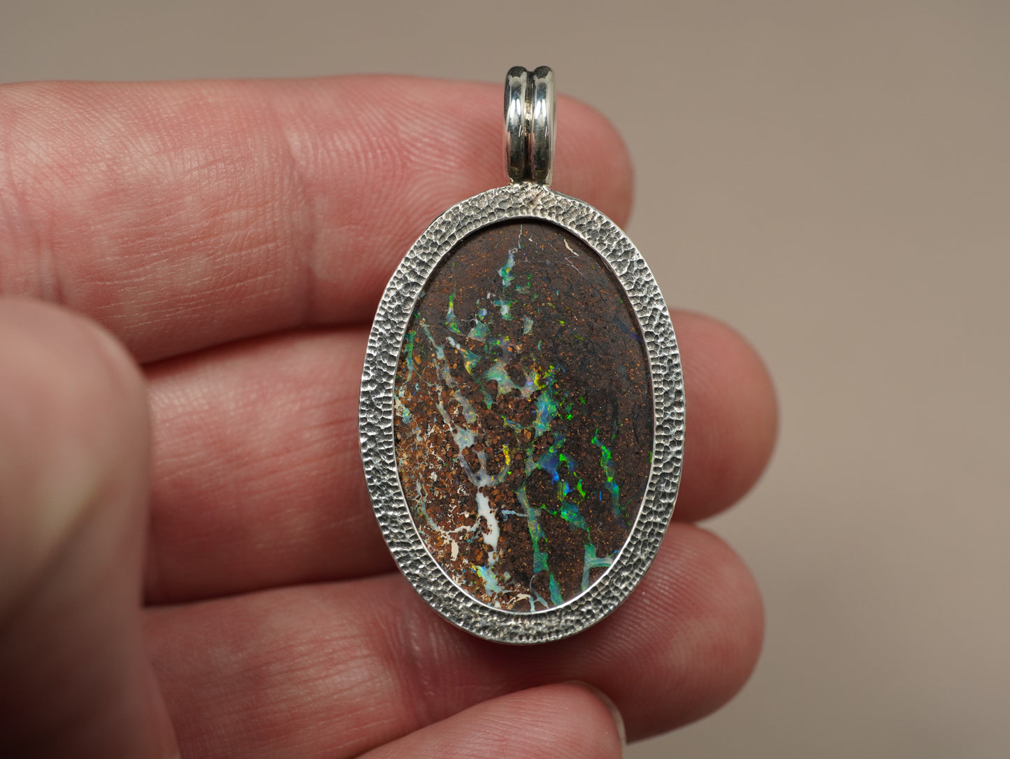 Pendentif opale foncée argent CED02